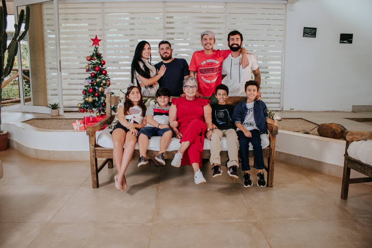 Fotografia colorida mostrando família reunida para o Natal-Metrópoles