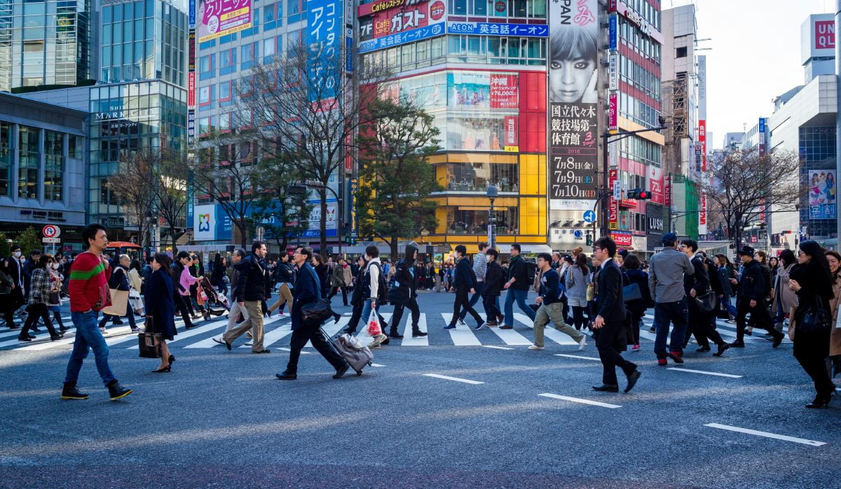 Fotografia colorida mostrando pessoas andando na rua-Metrópoles