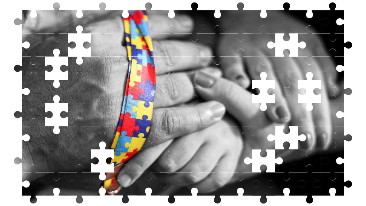 Foto mãos com o cordão de autismo