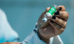 Fotografia colorida de vacinação astrazeneca