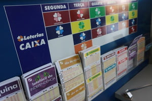 Imagem colorida mostra parede de lotérica em que constam papéis utilizados para preencher números de sorteio - Metrópoles