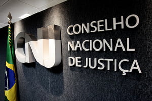 imagem colorida do letreiro em prateado com o nome do Conselho Nacional de Justiça (CNJ) desembargador - Metrópoles