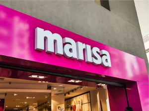 Fachada da loja Marisa, na cor rosa - Metrópoles