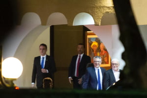 Imagem colorida do encontro do senador Rodrigo Pacheco com Lula, acompanhados por Jaques Wagner e Alexandre Padilha - Metrópoles