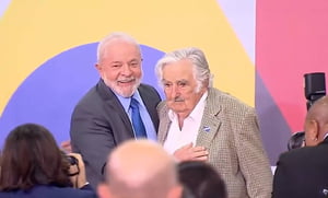 Imagem colorida de Lula e o ex-presidemte do Uruguai, Pepe Mujica, em encontro no Brasil - Metrópoles