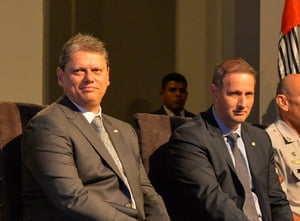 PMs Imagem colorida do governador de São Paulo Tarcísio de Freitas sentado ao lado do secretário de Segurança Pública Guilherme Derrite. Os dois estão vestidos de terno e gravata