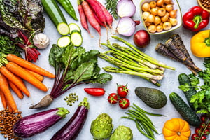 Foto colorida de vegetais, a exemplo de cenoura, nabo, pepino, berinjela, pimentão, cebola, couve e abóbora - Metrópoles - risco Alzheimer