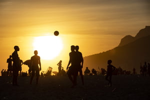Cariocas aproveitam calor intenso na cidade pra se refrescar na praia de Ipanema, Rio de Janeiro Inmet
