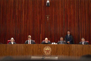 Imagem colorida mostra o plenário do Tribunal Superior Eleitoral - Metrópoles