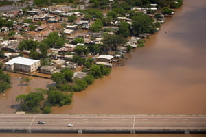 Imagem colorida mostra enchente em Porto Alegre após chuvas - Metrópoles