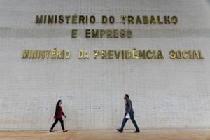 Foto colorida mostra fachada do Ministério do Trabalho e Emprego - Metrópoles
