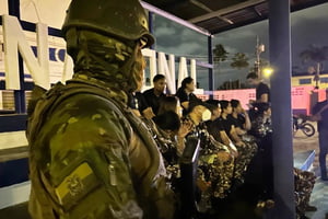 Imagem colorida das Forças de Segurança do Equador após resgate de reféns do Sistema Penintenciário local