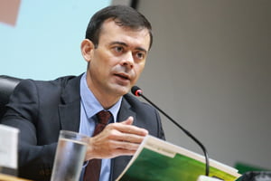 Secretário do Tesouro afirma que déficit zero em 2024 é “viável”