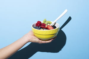 Foto colorida de um pote de frutas - Metrópoles