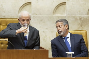Arthur Lira observa Lula em cerimônia no STF -- Metrópoles