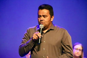 Imagem colorida mostra Geovane Correa, vereador na cidade de Mauá; ele é um homem branco, cabelos castanhos penteados para trás, segurando um microfone e vestindo uma camisa marrom - Metrópoles