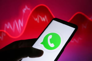 Nesta ilustração fotográfica, um logotipo do WhatsApp é visto na tela de um celulares smartphones