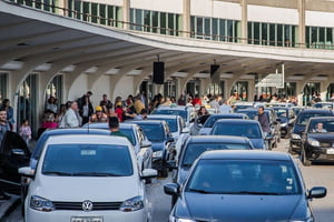Imagem de via de acesso do aeroporto de Congonhas lotada de carros e passageiros - Metrópoles