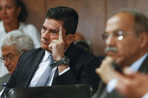 Senador Sérgio Moro com mão no rosto, Senado Federal - Metrópoles