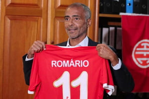 Romário posa com camisa do América-RJ