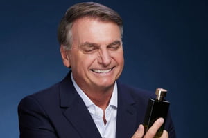 Foto colorida de Jair Bolsonaro com linha de perfume - Metrópoles
