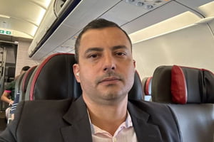 Imagem colorida mostra Lê Braga, prefeito de São José do Barreiro, um homem branco tirando selfie sentado em interior de avião - Metrópoles
