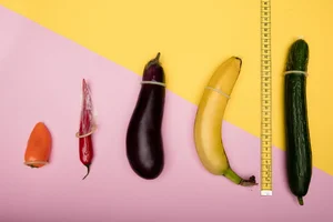 Fotografia colorida mostrando frutas e verduras que dão a entender que são órgãos sexuais masculinos-Metrópoles