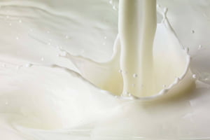 Foto colorida de um jato de leite caindo - Metrópoles