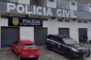 Imagem colorida de fachada da Polícia Civil em Itanhaém, que investiga caso de tráfico - Metrópoles