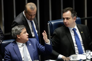 Relator, senador Efraim Filho (União-PB) ao lado do xx e presidente do Senado Rodrigo Pacheco - Metrópoles
