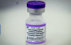 foto colorida de vidrinho de vacina contra coqueluche - Metrópoles