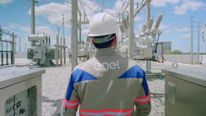 Fotografia colorida mostrando funcionário de costas em estação de eletricidade-Metrópoles