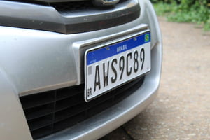 Foto colorida de carro cinza com placa do Mercosul - Metrópoles