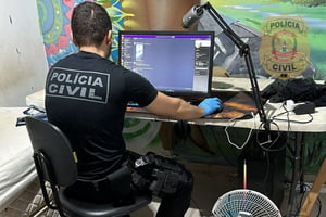 Policial e computador - Metrópoles
