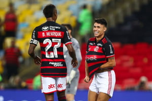 Flamengo bate o São Paulo, assume liderança e complica Carpini
