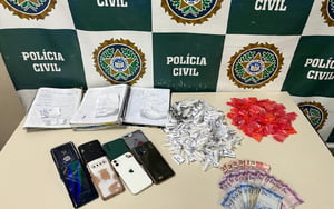 Imagem colorida de droga, anotações referentes ao tráfico e telefones celulares roubados e furtados grávida sequestrada - Metrópoles