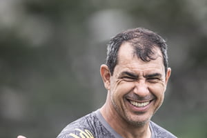 Foto de Carille sorrindo em treinamento do Santos - Metrópoles