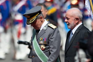 Imagem colorida de Lula com Tomás Paiva, comandante do Exército, em evento do Dia do Exército, em Brasília - Metrópoles