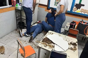 Chão de sala de aula cede e professora cai do teto em escola do ES - Metrópoles