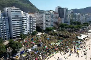 Imagem colorida de apoiadores de Jair Bolsonaro reunidos em Copacabana no Rio de Janeiro