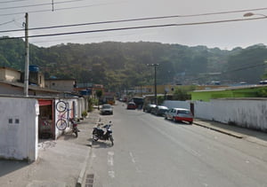 Imagem colorida mostra a Vila Baiana, no Guarujá, onde ocorrem as buscas por policial militar (PM) desaparecido - Metrópoles