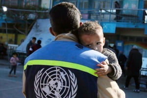 Foto colorida de agente da ONU no cuidado com palestinos - Metrópoles