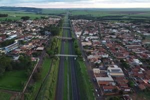 Imagem aérea de cidade de Aramina, no interior de SP