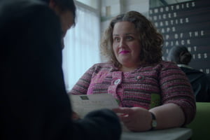 foto colorida de mulher gorda sentada em mesa com cardapio - metrópoles