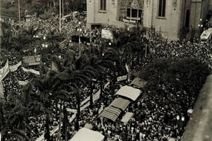 Imagem em preto e branco do Comício pelas Diretas Já na Praça da Sé - Metrópoles