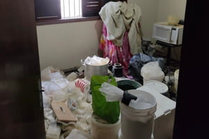 Imagem colorida mostra drogas encontradas pela Polícia Militar (PM) em casa bomba em Piritiba, zona norte de São Paulo - Metrópoles