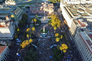 Imagem colorida de manifestantes em defesa de universidades na argentina