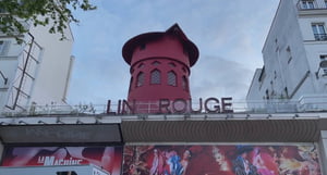 Fachada do Moulin Rouge, em Paris, sem o tradicional moinho - Metrópoles