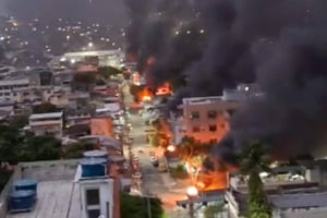Imagem colorida do Complexo do Alemão e da Penha em chamas após operação policial - Metrópoles