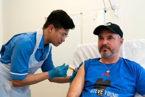 Foto mostra o músico Steve Young, primeira pessoa conhecida do mundo a ter tomado uma vacina contra o câncer de pele melanoma